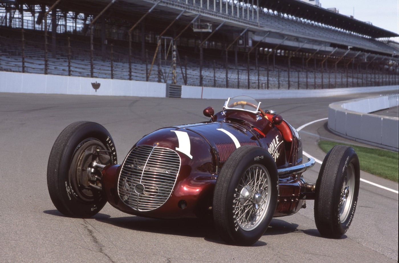 Classica Maserati 8CTF sul circuito 500 Miglia di Indianapolis